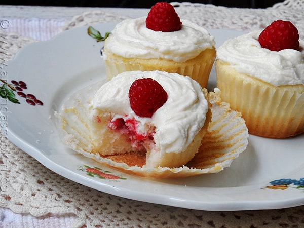 Cupcakes di crema al burro al cioccolato bianco ripieni di lampone