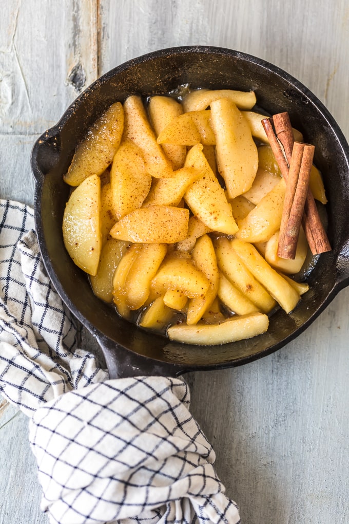 Receta de manzanas fritas en una sartén de hierro fundido