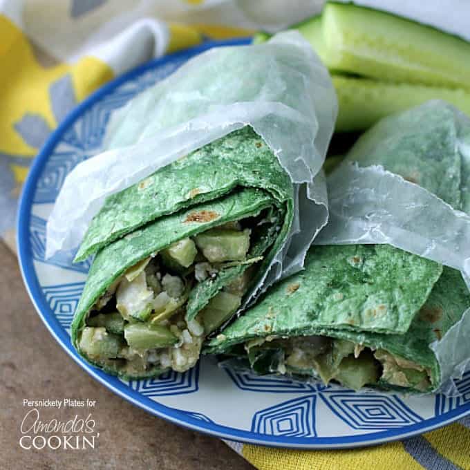 Questo impacco vegetariano mediterraneo è un panino vegetariano fresco e sano, pieno di hummus, cetrioli, carciofi e formaggio feta, a soli cinque minuti da preparare.