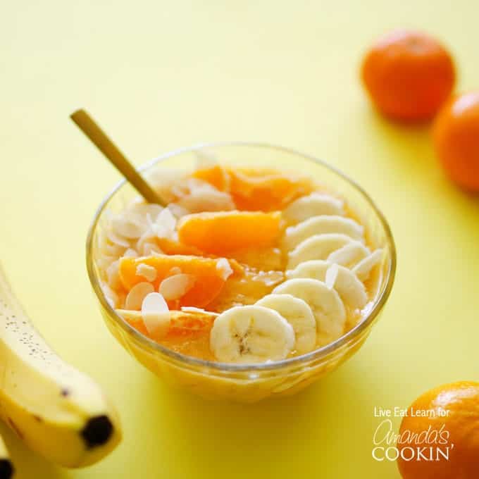 Questa ciotola di frullati di arance e mandorle ha solo pochi ingredienti e solo 5 minuti di lavoro; È una colazione deliziosa e abbondante per nutrire la tua mattina.