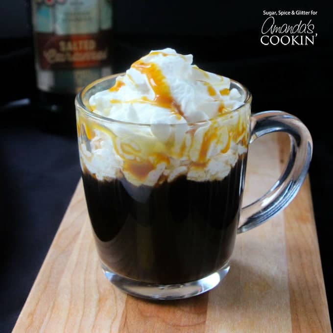 Chi è alla ricerca di un cocktail dolce con note di caffè ricco e caramello salato vorrà provare questo cocktail di caffè al caramello salato facile da preparare.