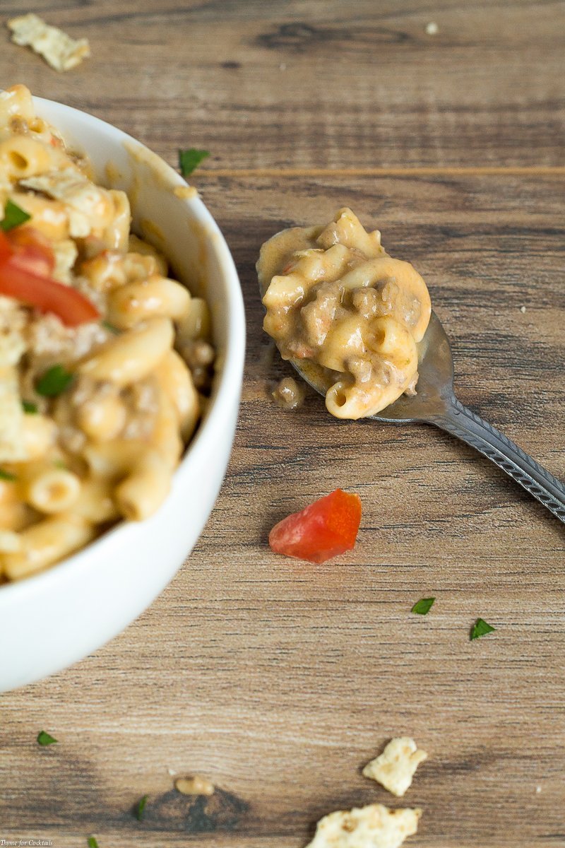 Dobbiamo tutti soddisfare le voglie notturne! Un grande piatto di questa ricetta di 5 ingredienti Taco Pasta con formaggio è tutto ciò che desideri dopo una serata fuori e altro ancora.