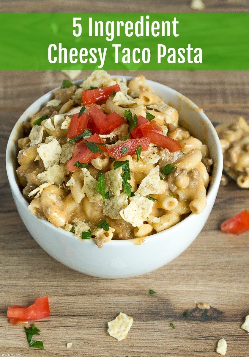 Dobbiamo tutti soddisfare le voglie notturne! Un grande piatto di questa ricetta di 5 ingredienti Taco Pasta con formaggio è tutto ciò che desideri dopo una serata fuori e altro ancora.