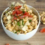 Dobbiamo tutti soddisfare le voglie notturne! Un grande piatto di questa ricetta di 5 ingredienti Taco Pasta con formaggio è tutto ciò che desideri dopo una serata fuori e altro ancora.