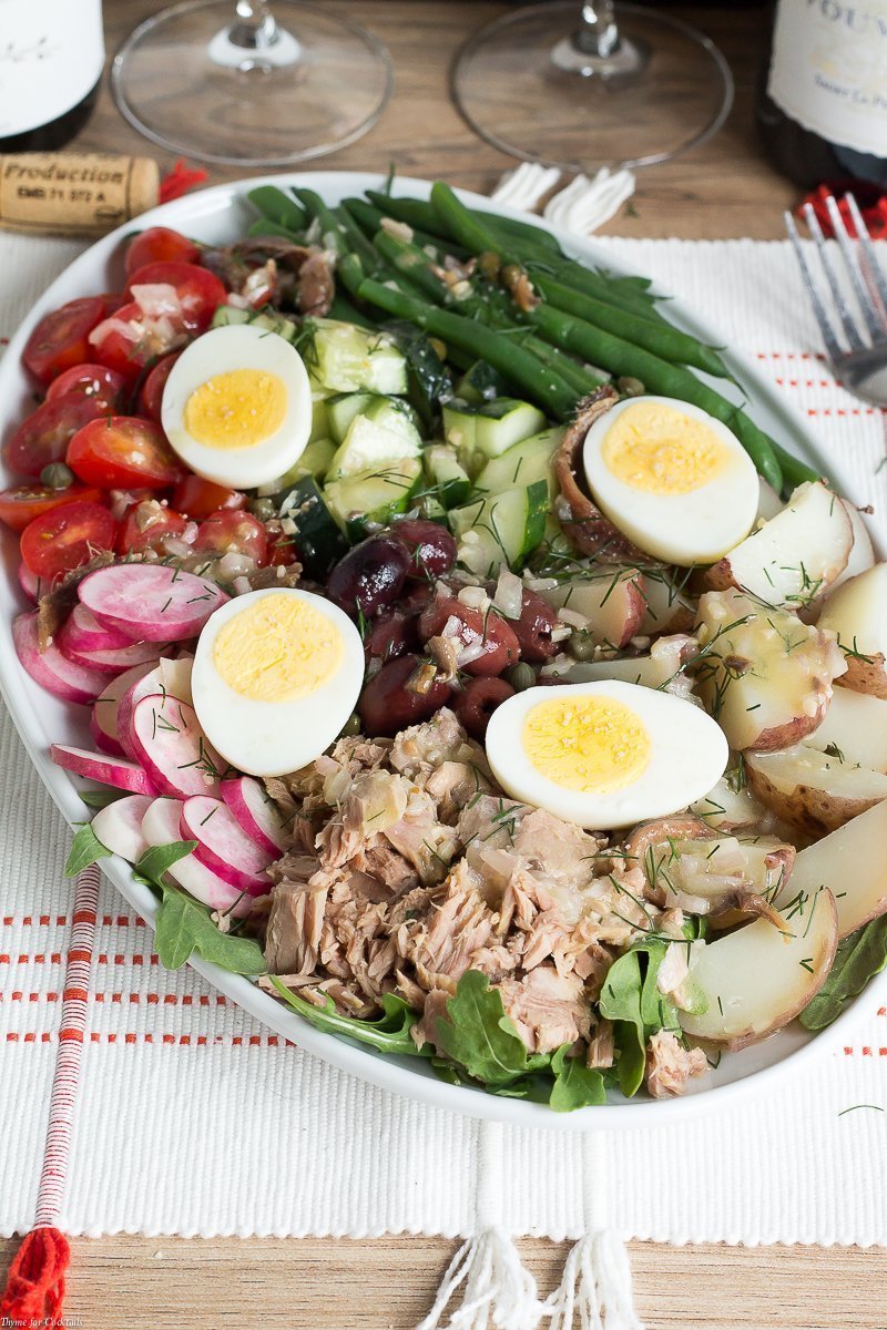 Goditi un delizioso pranzo nelle rilassanti giornate estive quando crei questa classica ricetta Niçoise Salade in combinazione con il tuo vino francese preferito.