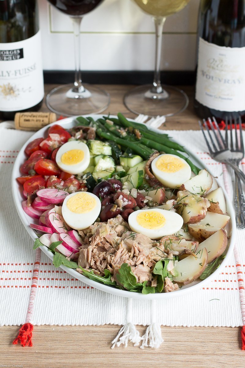 Goditi un delizioso pranzo nelle rilassanti giornate estive quando crei questa classica ricetta Niçoise Salade in combinazione con il tuo vino francese preferito.