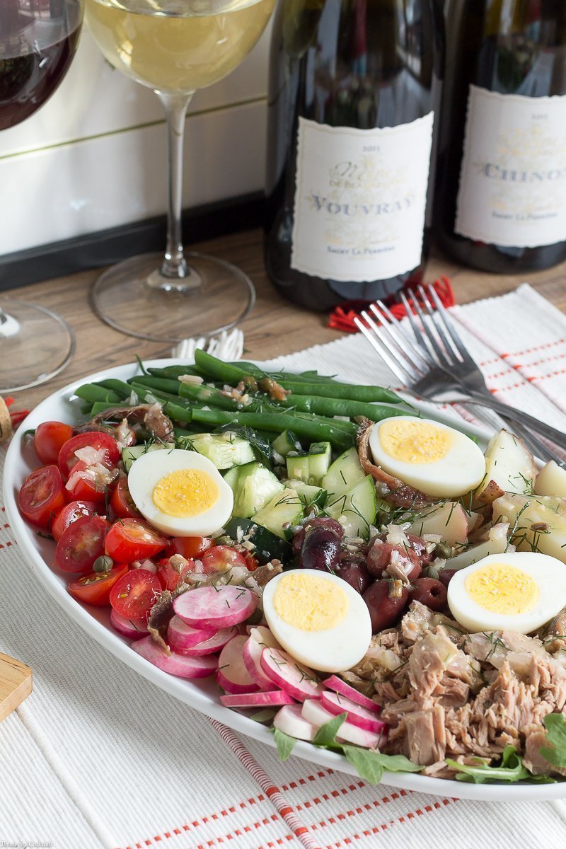 Goditi un delizioso pranzo nelle rilassanti giornate estive quando crei questa classica ricetta Niçoise Salade in combinazione con il tuo vino francese preferito.