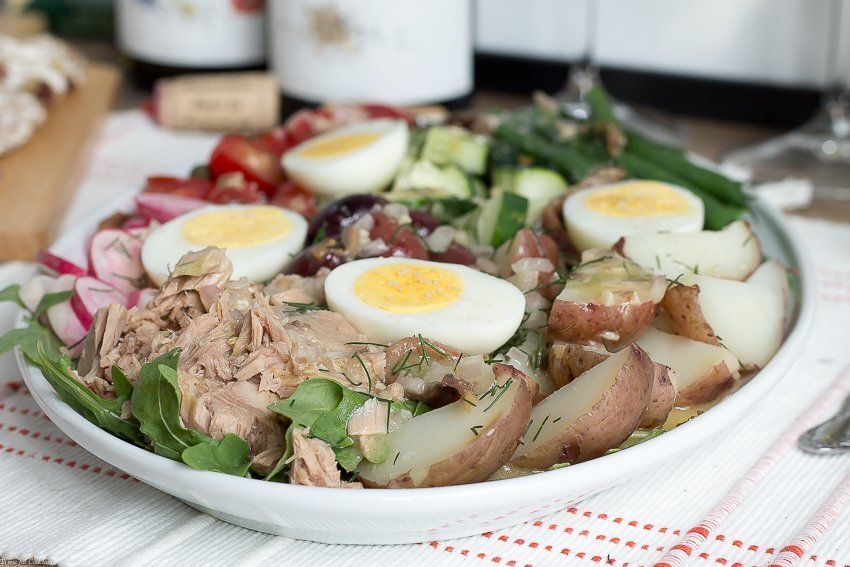 Goditi un delizioso pranzo nelle rilassanti giornate estive quando crei questa classica ricetta Niçoise Salade in combinazione con il tuo vino francese preferito.