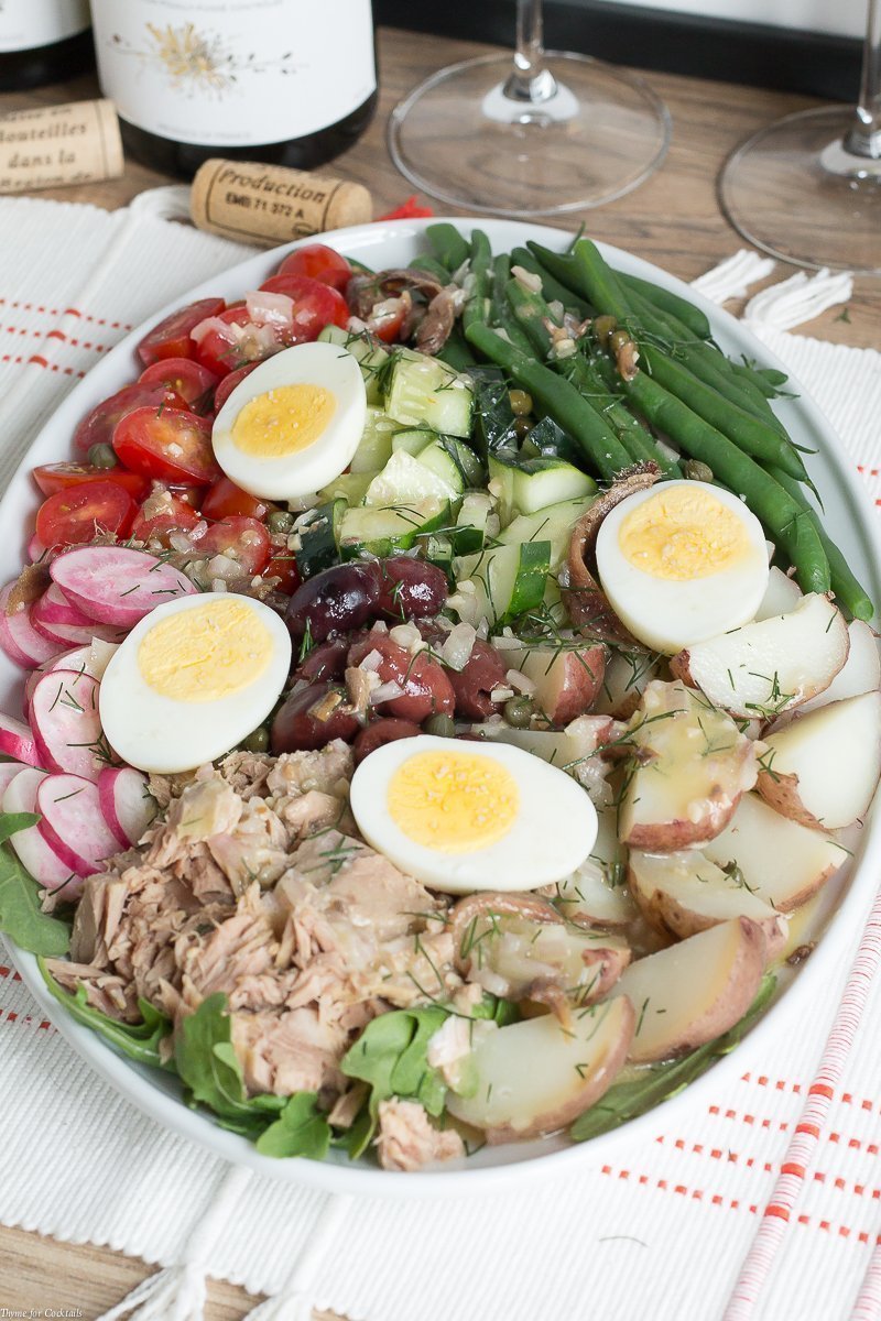 Goditi un delizioso pranzo nelle rilassanti giornate estive quando crei questa classica ricetta Niçoise Salade in combinazione con il tuo vino francese preferito.