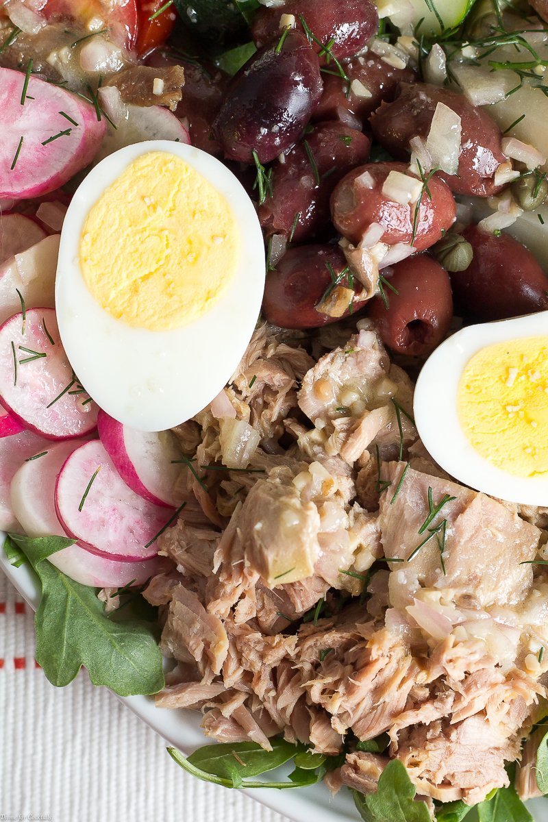 Goditi un delizioso pranzo nelle rilassanti giornate estive quando crei questa classica ricetta Niçoise Salade in combinazione con il tuo vino francese preferito.