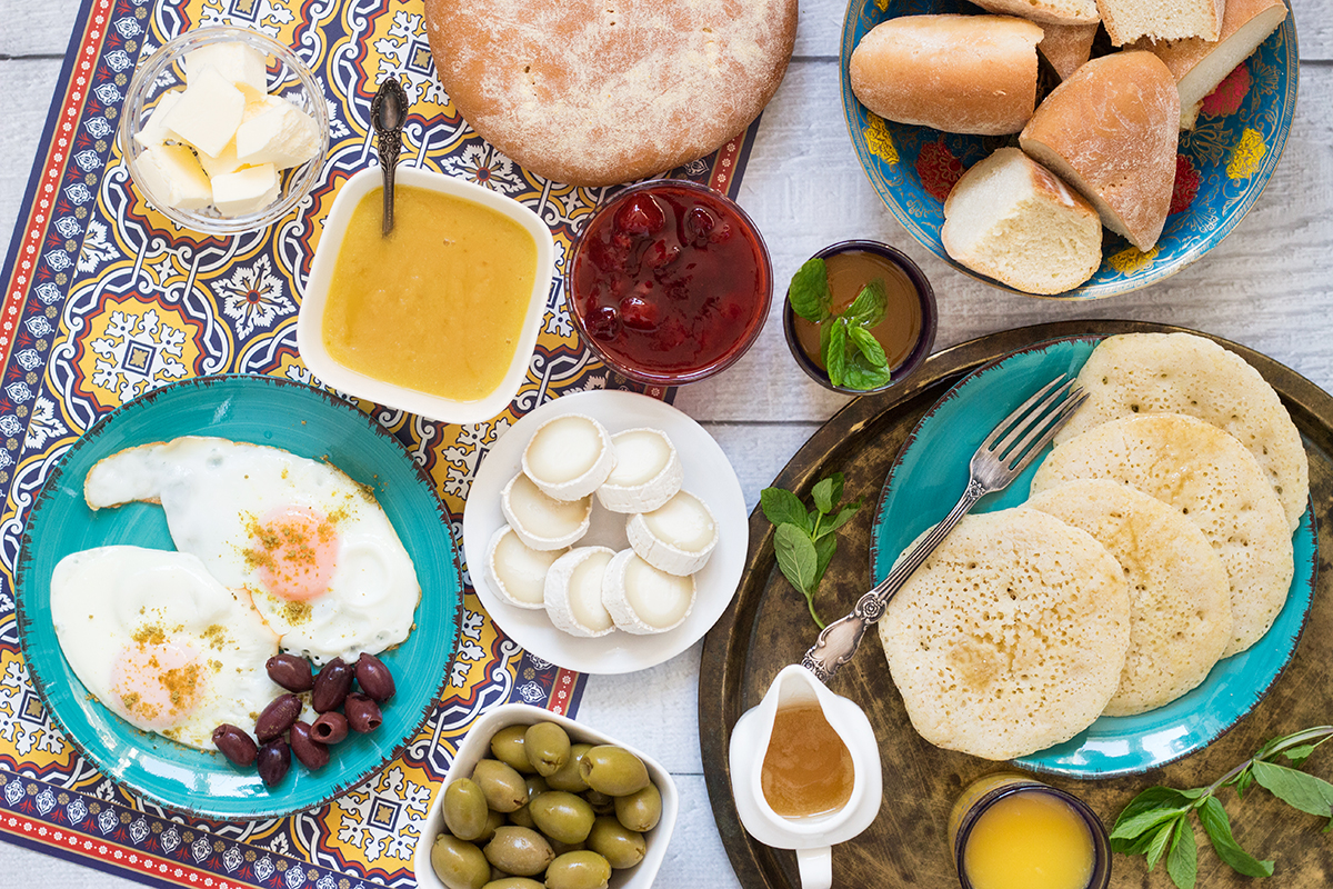 Uno sguardo alla tradizionale colazione marocchina che comprende pane, frittelle di semola, uova fritte e il famoso tè alla menta! | cocinartheglobe.com