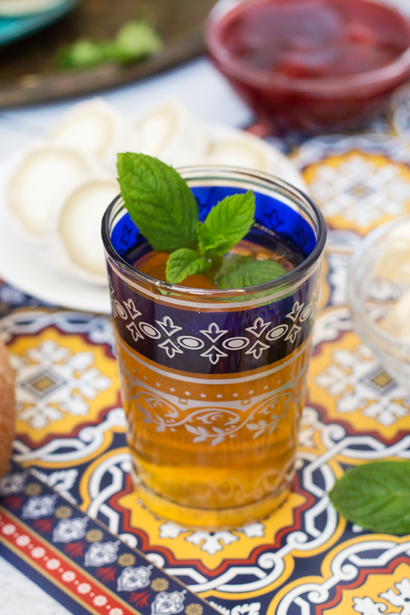 Uno sguardo alla tradizionale colazione marocchina che comprende pane, frittelle di semola, uova fritte e il famoso tè alla menta! | cocinartheglobe.com