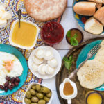 Uno sguardo alla tradizionale colazione marocchina che comprende pane, frittelle di semola, uova fritte e il famoso tè alla menta! | cocinartheglobe.com