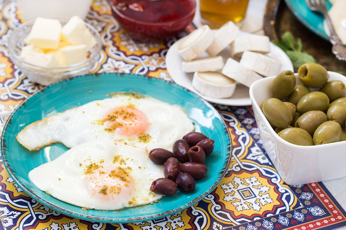Uno sguardo alla tradizionale colazione marocchina che comprende pane, frittelle di semola, uova fritte e il famoso tè alla menta! | cocinartheglobe.com