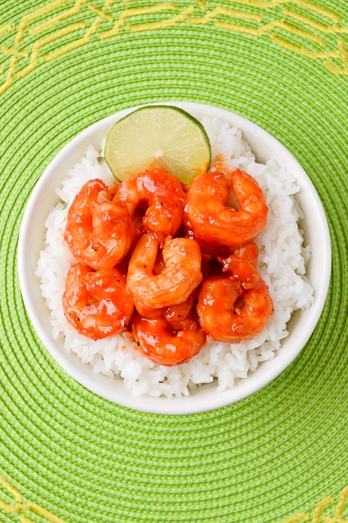 Gamberi Sriracha dolci e piccanti con salsa al miele e lime
