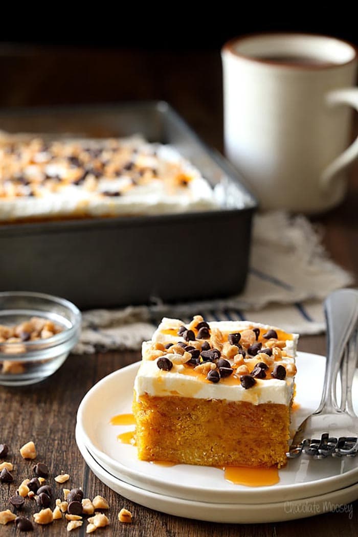 Torta di zucca con spezie Poke | Le ricette della torta al cioccolato Moosey Poke sono le preferite nella nostra casa. Non c'è niente di meglio di una ricetta per la torta di gelatina per rendere una celebrazione unica, gustosa e, soprattutto, FACILE! Queste 10 ricette di pudding poke cake sono semplici. cremoso, gustoso e creativo. Godere!