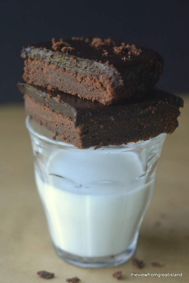 Panino al cioccolato freddo su un bicchiere di latte