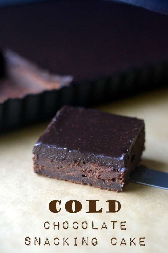 Una fetta di torta al cioccolato freddo