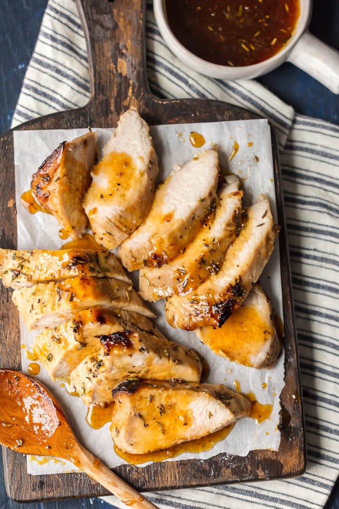 El lomo de cerdo con miel y hierbas es una receta deliciosa y fácil. ¡Aprende a cocinar el lomo de cerdo en el horno para una cena tierna, jugosa y sabrosa! Esta receta de lomo de cerdo asado con un toque de hierbas de miel te dejará boquiabierto. ¿No solo quieres bañarte en esa salsa? Fotografía cenital de lomo de cerdo asado con hierbas y salsa de miel