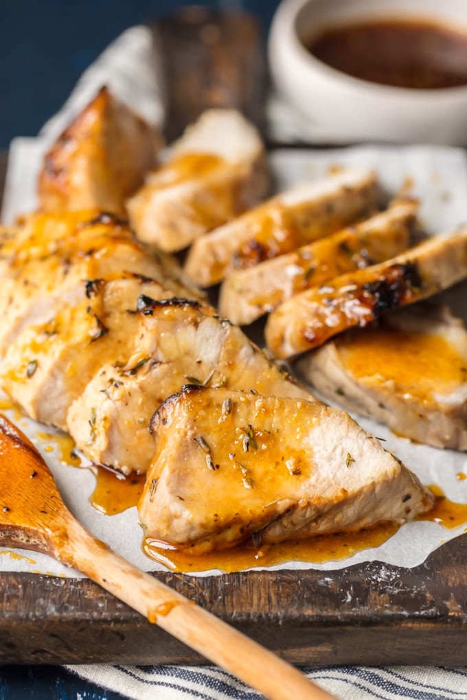 El lomo de cerdo con miel y hierbas es una receta deliciosa y fácil. ¡Aprende a cocinar el lomo de cerdo en el horno para una cena tierna, jugosa y sabrosa! Esta receta de lomo de cerdo asado con un toque de hierbas de miel te dejará boquiabierto. ¿No solo quieres bañarte en esa salsa? lomo de cerdo asado con hierbas