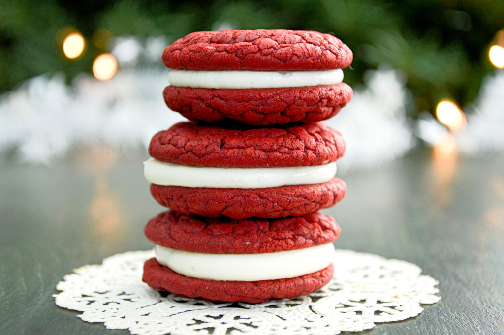 Biscotti di velluto rosso con glassa di crema di formaggio