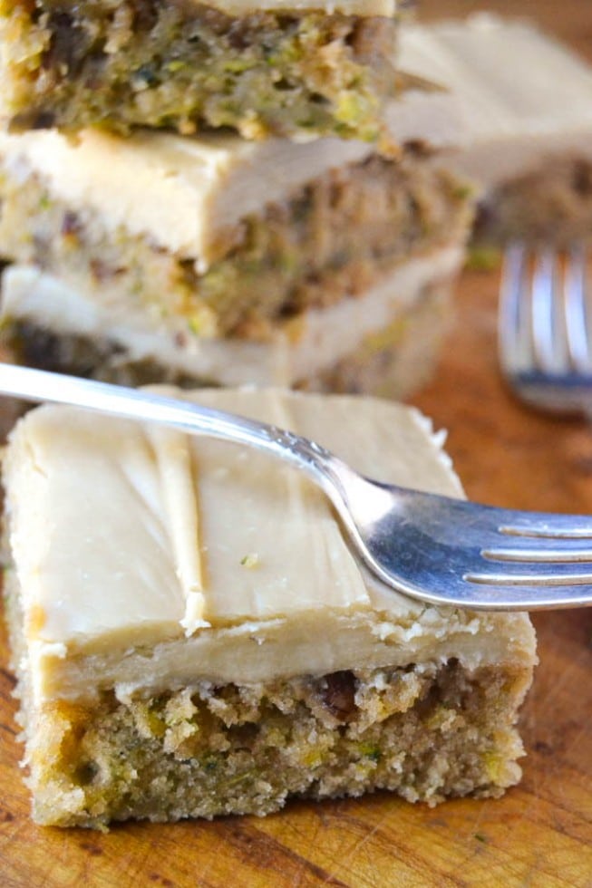 barrette di noci pecan di gelato al caramello e zucchine, con forchette