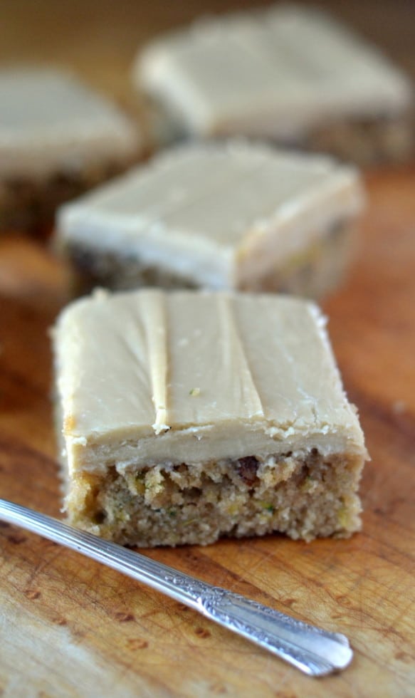 barrette di noci pecan di gelato al caramello e zucchine, con forchetta