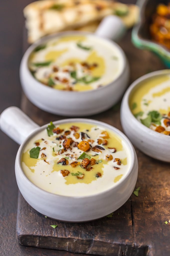 Bisque de maíz al curry en cuencos de sopa