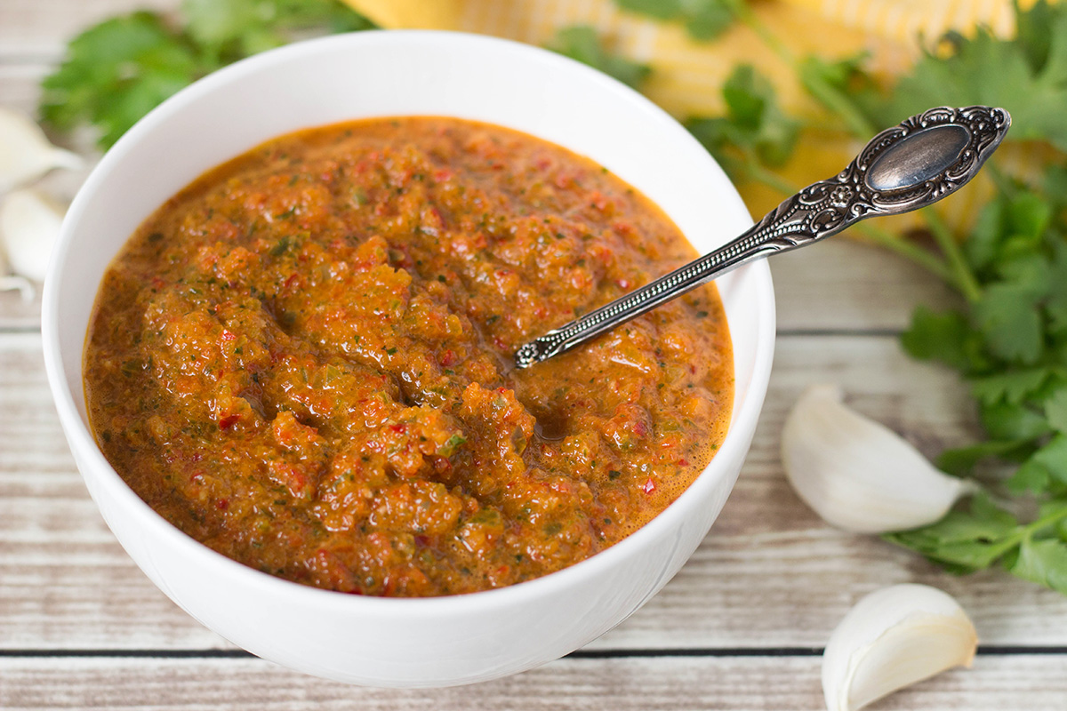 Se non hai mai provato il sofrito portoricano, non sai cosa ti stai perdendo. Questa combinazione di peperoni, coriandolo, aglio e cipolla può essere utilizzata come base in molti piatti caraibici! | cocinartheglobe.com