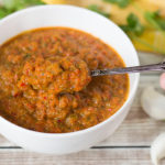 Se non hai mai provato il sofrito portoricano, non sai cosa ti stai perdendo. Questa combinazione di peperoni, coriandolo, aglio e cipolla può essere utilizzata come base in molti piatti caraibici! | cocinartheglobe.com