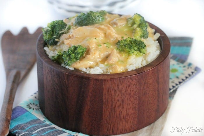 Crockpot croccante del broccolo e del pollo su riso