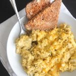 Uova strapazzate con peperoncino taco verde tostato