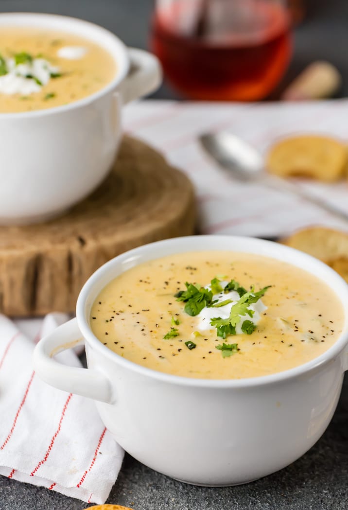 Dos tazones de sopa de queso y brócoli crockpot