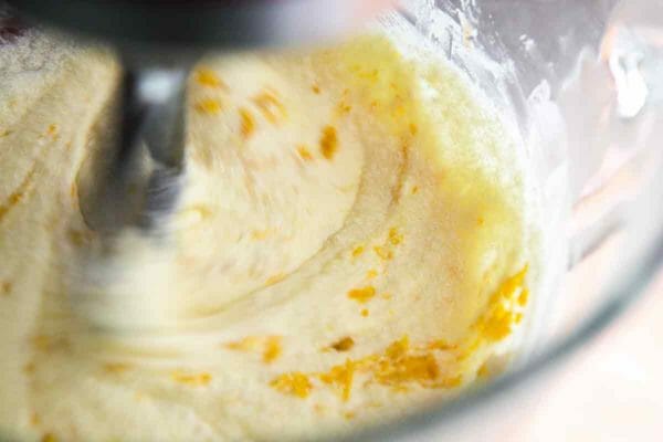aggiungere la scorza di limone all'impasto della torta al limone e mirtilli
