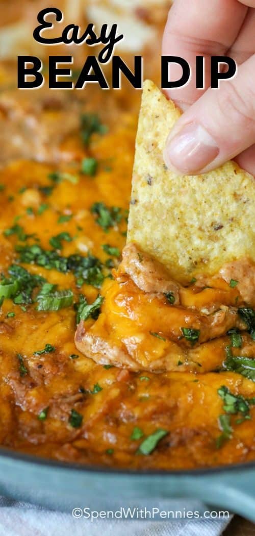 ¡Cremosa, cursi y deliciosa, esta receta fácil de salsa de frijoles se convertirá en una opción! Los frijoles refritos y el queso crema crean la base de esta salsa, mientras que el condimento para tacos y un puñado de jalapeños picados agregan mucho sabor (¡y un poco de patada)! #spendwithpennies #beandip #refriedbeandip #easydiprecipe #appetizerrecipe #cheesydip Salsa de frijoles se recogió con un chip