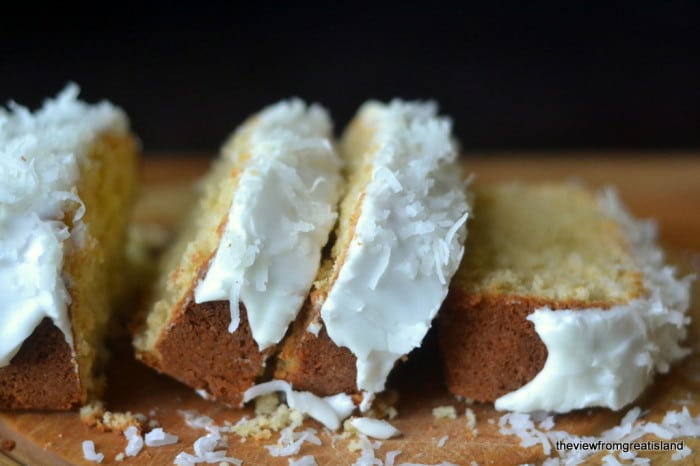Fette triple della torta di libbra della noce di cocco su una superficie di legno.