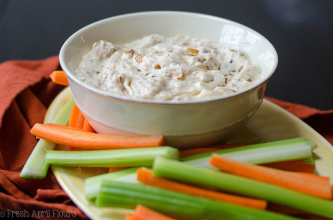 Salsa di cipolle caramellata: salsa cremosa e gustosa ripiena di cipolle dolci cotte. Perfetto con verdure e patatine fritte!