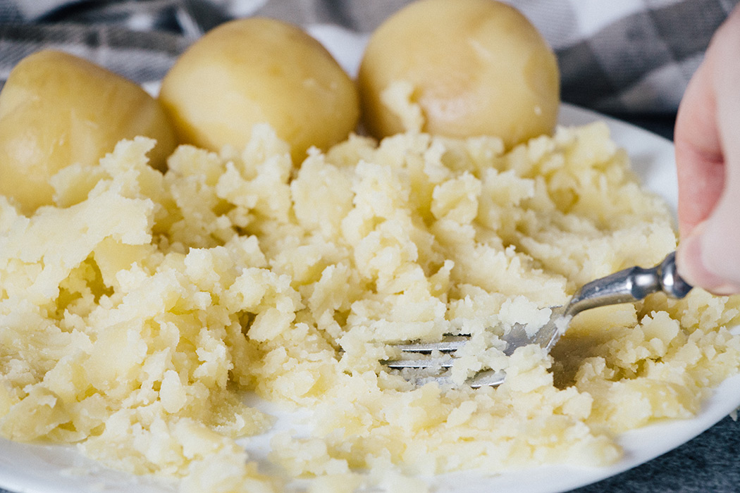 Purè di patate con una forchetta