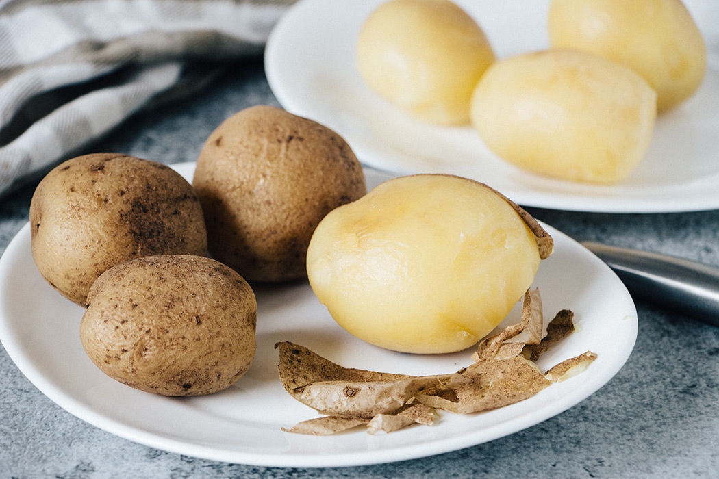 Pelare le patate bollite
