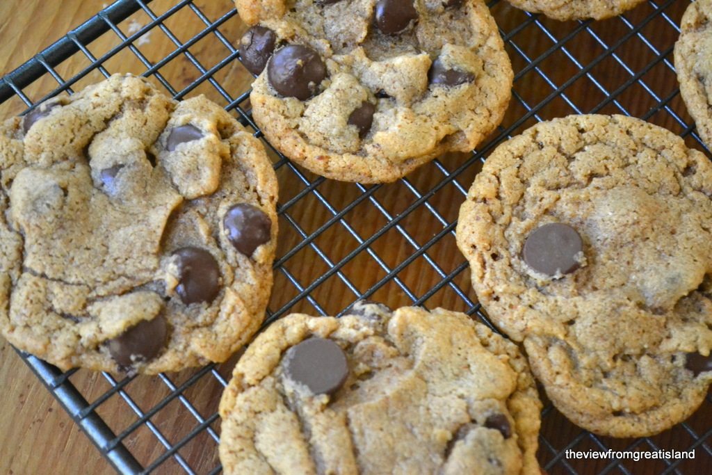 Foto sopraelevata dei biscotti di burro di mandorla di pepita di cioccolato senza farina sullo strato di cottura.
