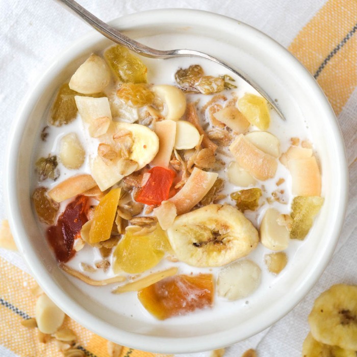 Granola dell'isola Maui con latte di macadamia fatto in casa