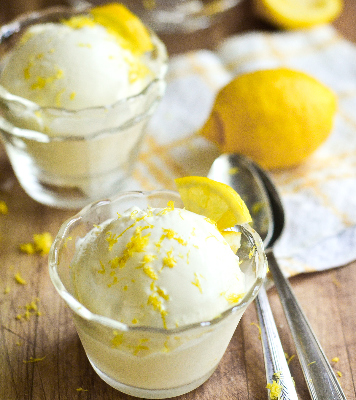 ciotoline di gelato al limone fresco con spicchi di limone