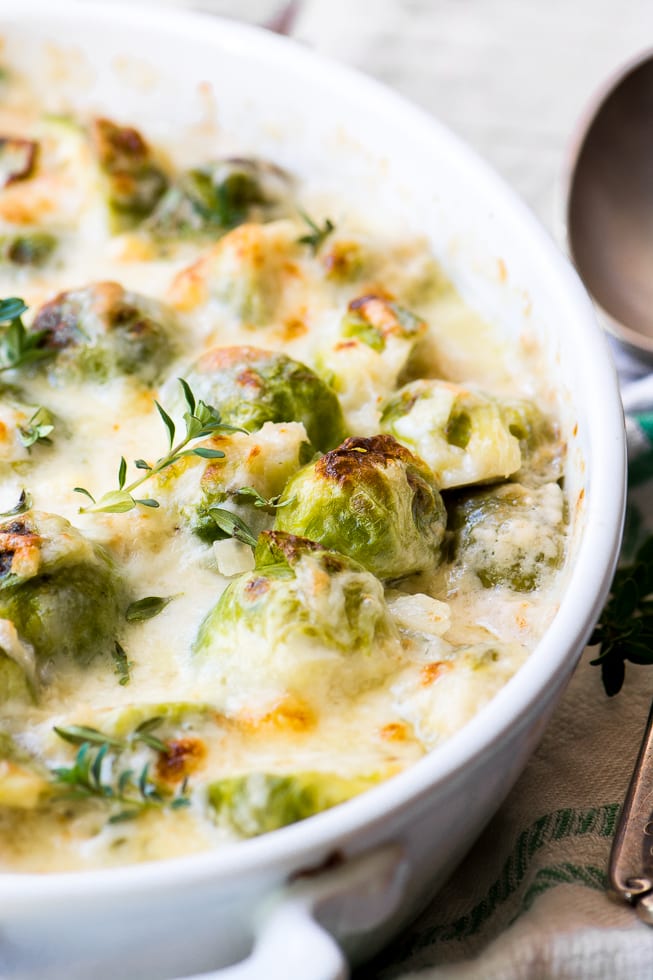 Cheesy Creamed Burssels Sprouts ~ il contorno che renderà tutti a tavola un fan dei cavoletti di Bruxelles! ~ theviewfromgreatisland.com
