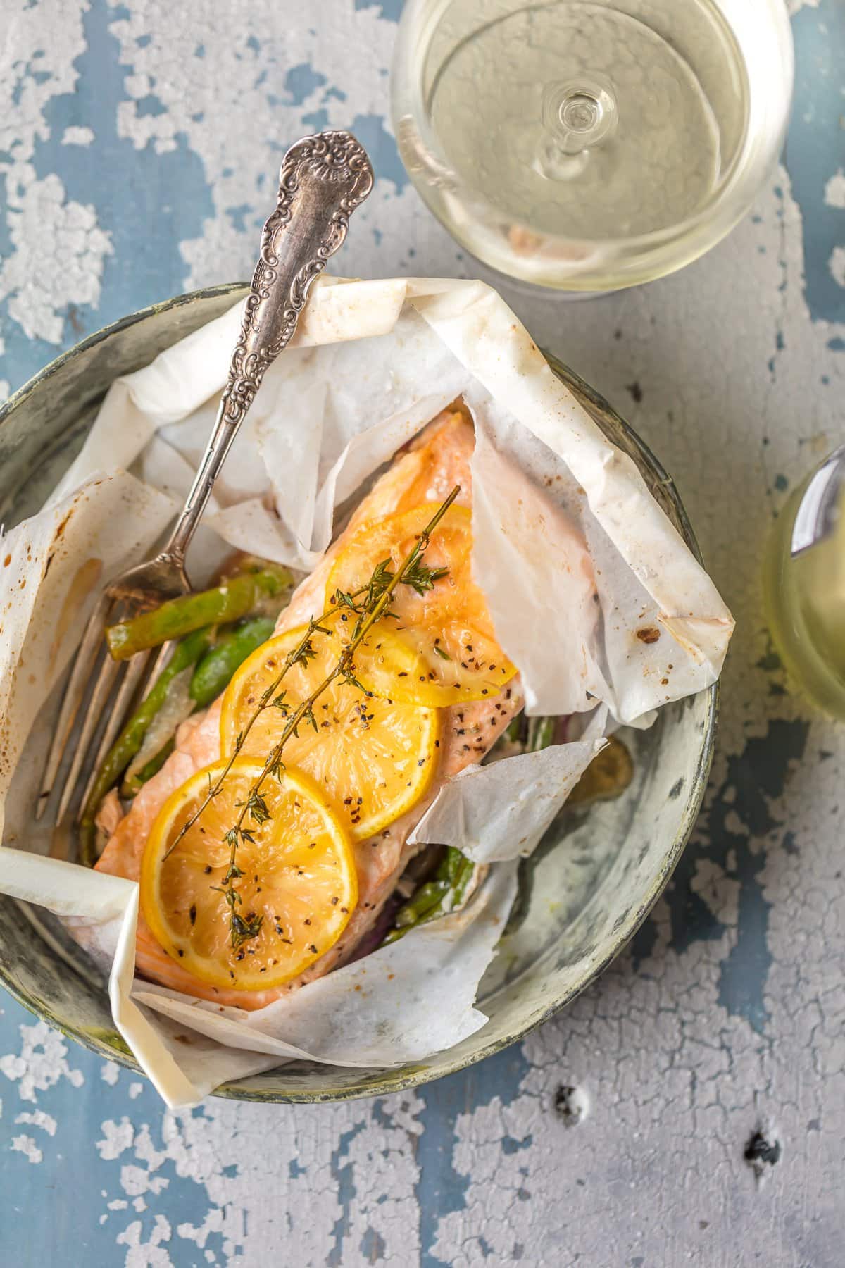 Questo BURRO DI LUTONE NEL SALMONE PERgamena è il nostro modo preferito per cucinare un delizioso e sano pasto a base di pesce a casa! Asparagi e cipolla conditi con succulenti salmoni, limoni e timo e conditi con burro al limone. COSÌ FACILE e incredibilmente buono!