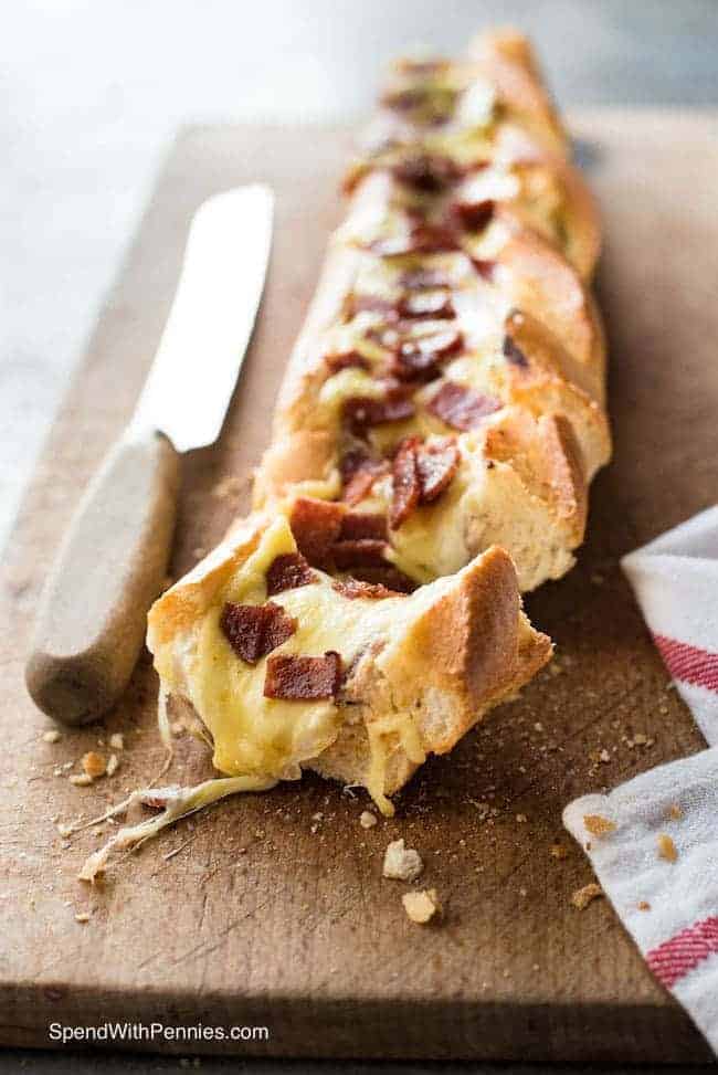 Baguette ripiene di salsa per pizza: 3 dei migliori cibi al mondo in uno: pane, salsa e pizza.