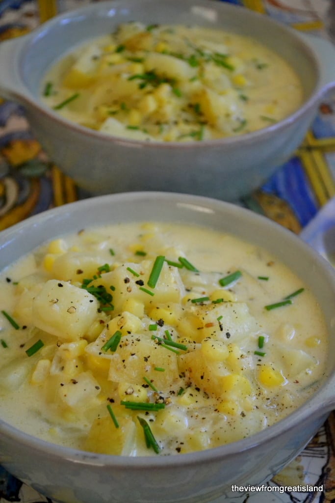 Due ciotole di zuppa di mais e formaggio cheddar