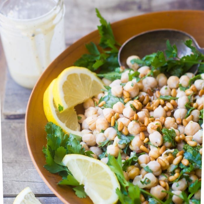 La ensalada de hummus deconstruida es un acompa&ntilde;amiento ligero pero muy saludable