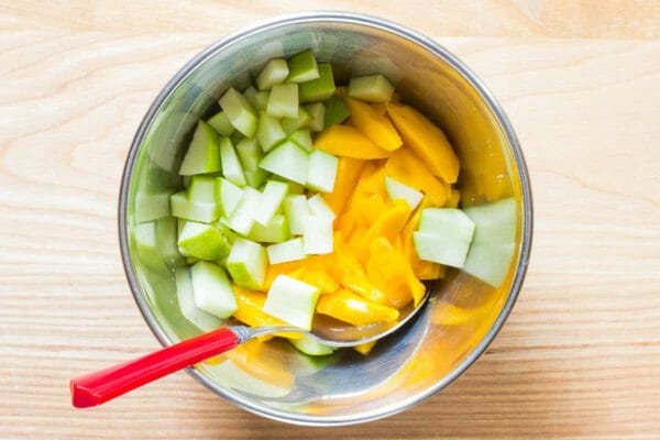 L'insalata di pollo al curry unisce gli ingredienti