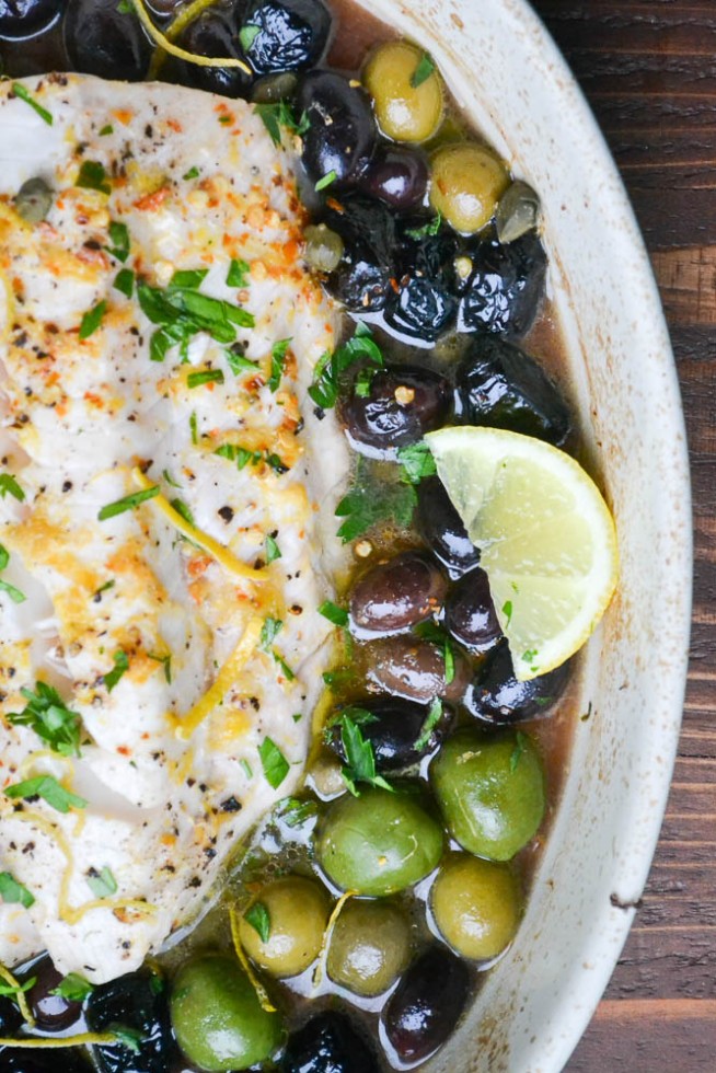 pesce sano, a basso contenuto calorico, a basso contenuto di carboidrati e paleo --- al forno con limone e olive è un ottimo modo per mangiare bene