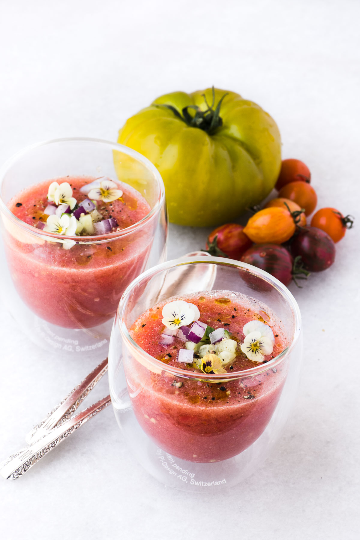 zuppa di gazpacho fresca in piccoli bicchieri 